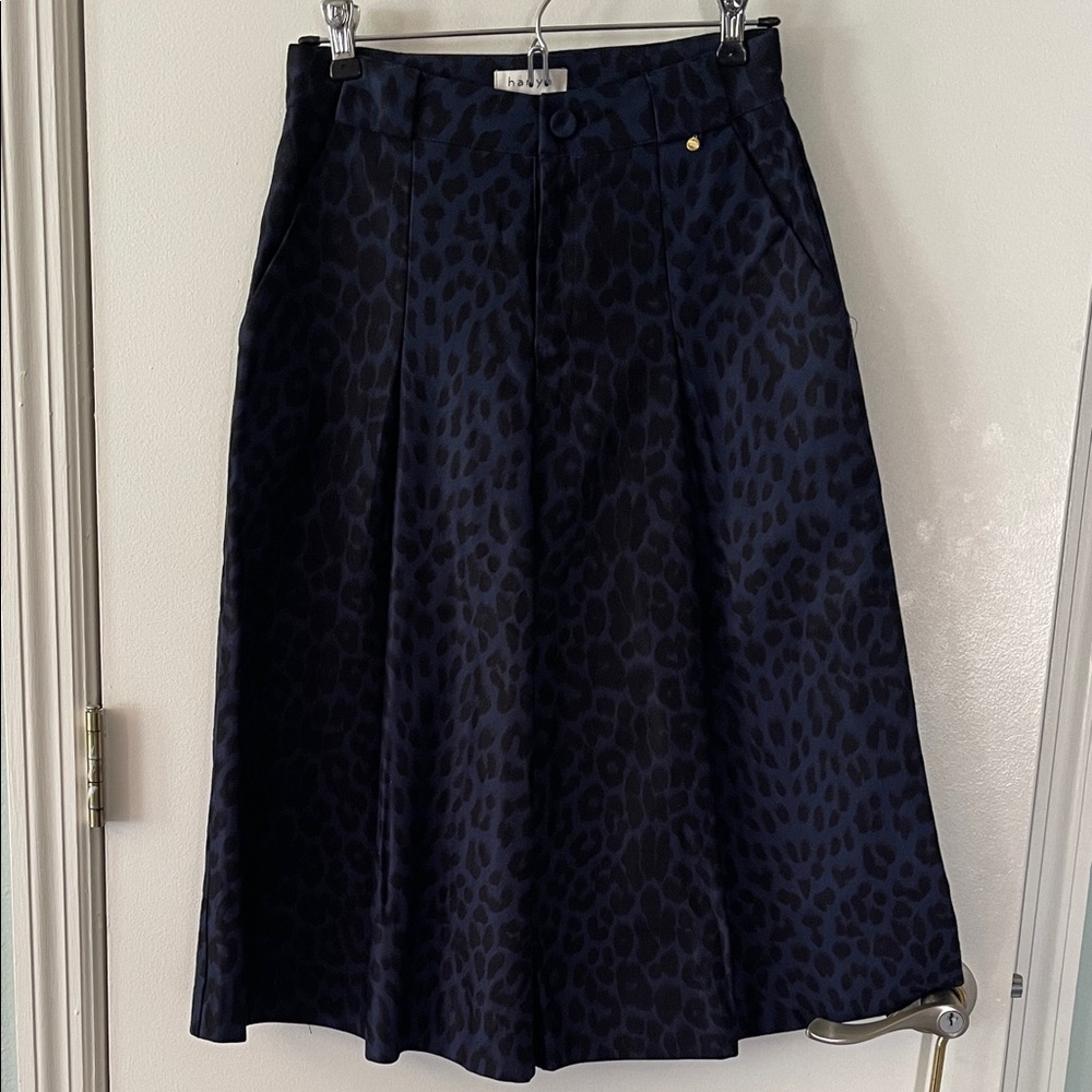 Anthropologie harlyn Elegant Black and Navy Leopard Print Cropped Pants pleated